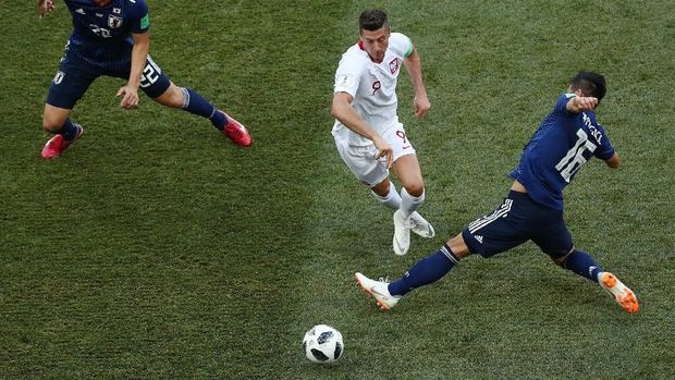 Robert Lewandowski belum mendapatkan peluang bersih di babak pertama.