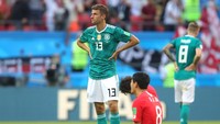 Setelah laga usai, Korsel mendadak ikut tertunduk lesu. Mereka pun pada akhirnya menyadari bahwa kemenangan tak cukup untuk membuat terus melaju di Piala Dunia 2018. Mereka baru mengetahui di laga lainnya Swedia menang 3-0 atas Meksiko. (Foto: Alexander Hassenstein/Getty Images)