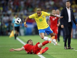 Status sebagai andalan tim Samba, Neymar juga punya status pemain termahal dunia. Ia pun rutin dapat perlakuan khusus pemain lawan. Salah satunya adalah tekel Adem Ljajic ini. (Foto: Carl Recine/Reuters)