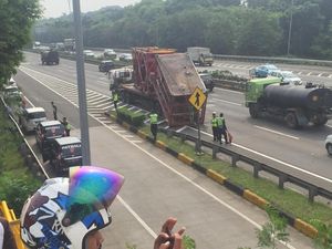Truk Muat Bor Minyak Tabrak JPO di Tol Bambu Apus, 2 Mobil Rusak