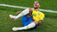 Setelah akhirnya berhenti guling-guling, Neymar tampak mengerang kesakitan. Rangkaian kejadian ini langsung memicu reaksi. (Foto: Maxim Shemetov/Reuters)