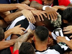 Para pemain Kosta Rika merayakan gol Waston. REUTERS/Carlos Barria.