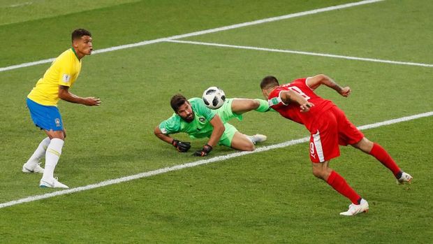 Lini belakang Brasil belum meyakinkan di babak penyisihan.