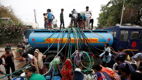 Potret Warga India Antre Air Bersih