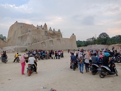 Tak Sengaja Dibentuk, Bekas Galian Pasir Ini Jadi Istana Cantik