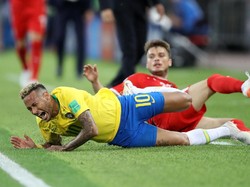 Akibat tekel Ljajic di tepi lapangan, dalam skor 0-0 di menit ke-31, Neymar sampai jatuh terguling-guling beberapa kali. (Foto: Carl Recine/Reuters)