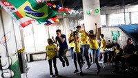 Di rumah-rumah warga Brasil tampak histeris dengan gol-gol yang dibuat Paulinho dan Thiago Silva. REUTERS/Nacho Doce.