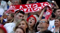 Tak mau kalah, fans Polandia juga terus memberikan dukungan kepada Lewandowski dkk. Reuters/Ueslei Marcelino.