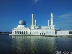 Foto: Masjid Terapung di Malaysia yang Ternoda