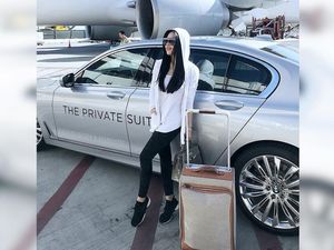Gaya Syahrini Bawa Koper Seharga Mobil dan Coba Layanan VIP Rp 42 Juta Gaya Syahrini Bawa Koper Seharga Mobil dan Coba Layanan VIP Rp 42 Juta