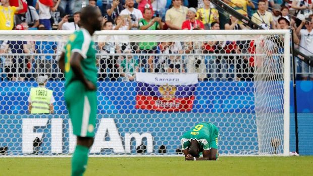 Para pemain timnas Senegal tertunduk lesu usai dikalahkan Kolombia 0-1, di Samara Arena, Samara, Rusia, 28 Juni.