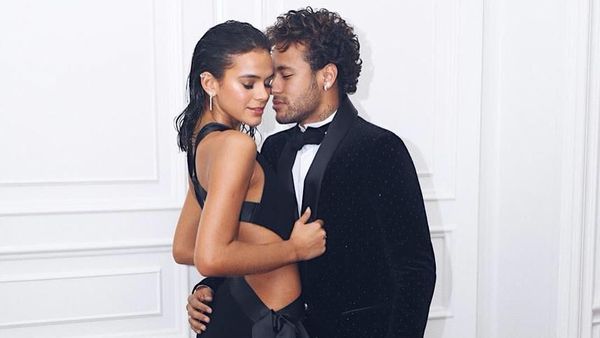 10 Momen Mesra Neymar dan Pacar Modelnya, Awas Bikin Baper
