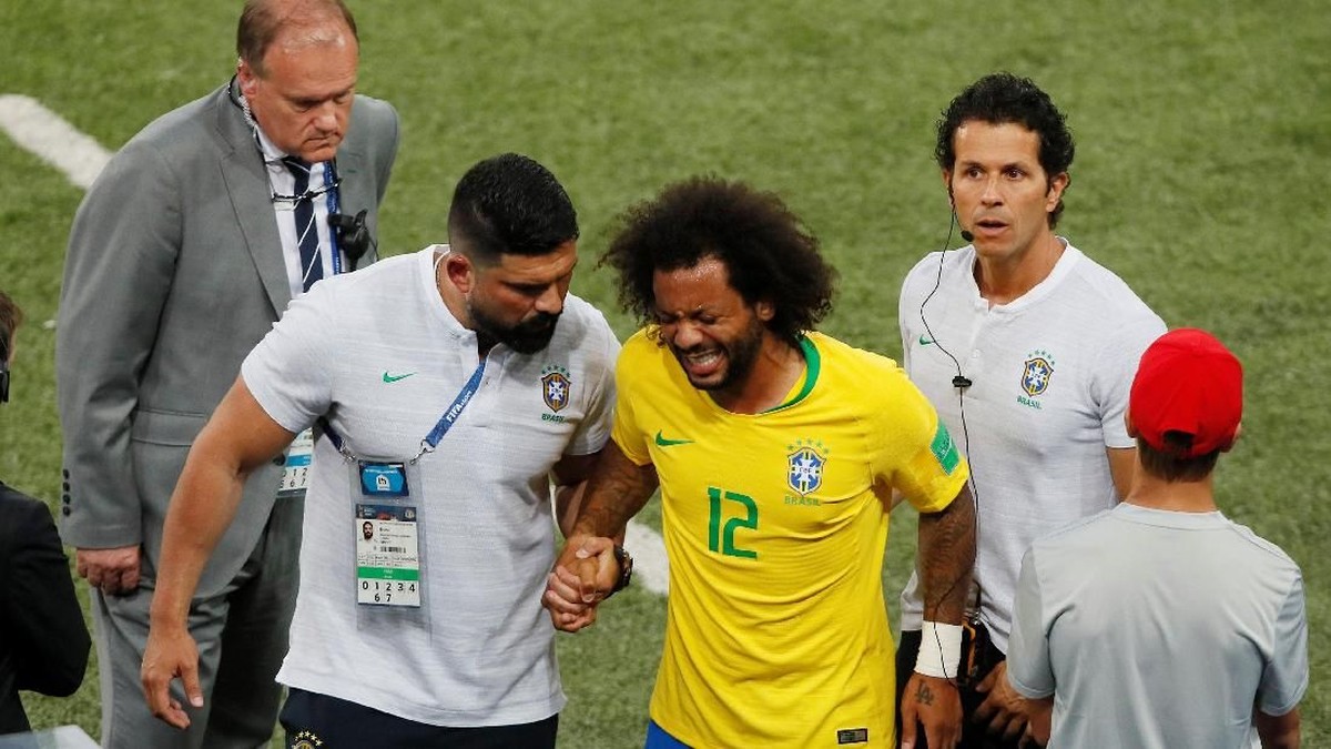 Marcelo cedera di laga melawan Serbia. (Foto: Maxim Shemetov/Reuters)
