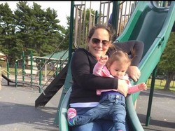 Ini Risiko Jika Pangku Anak Saat Main Perosotan