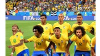 Identiknya Neymar dengan adegan jatuh juga memunculkan olok-olok bahwa sentuhan dari rekan sendiri saat pose foto tim pun dapat membuatnya jatuh. (Foto: Internet)