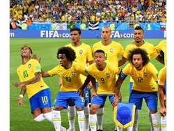 Identiknya Neymar dengan adegan jatuh juga memunculkan olok-olok bahwa sentuhan dari rekan sendiri saat pose foto tim pun dapat membuatnya jatuh. (Foto: Internet)
