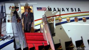 Jokowi Sambut Kedatangan Mahathir di Bandara Halim