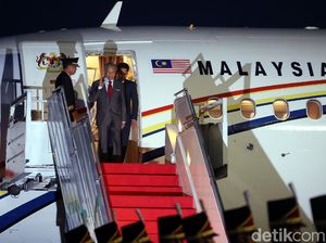 Jokowi Sambut Kedatangan Mahathir di Bandara Halim