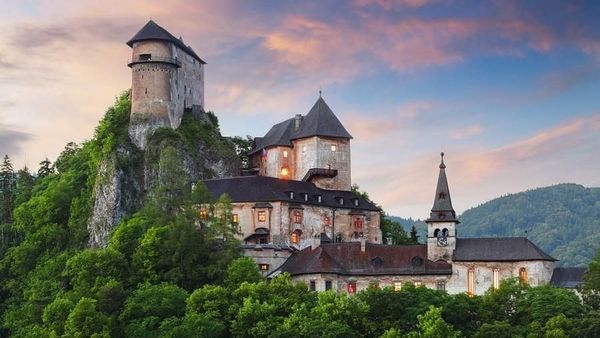 Foto: Uji Nyali di Kastil Megah dan Terbesar Slovakia