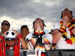 Permainan imbang selama babak pertama hingga turun minum antara Jerman dan Korea Selatan masih memberikan harapan bagi para suporter untuk melihat gol-gol apik dari Mesut Oezil cs. Namun, di menit-menit akhir pertandingan tak disangka Korea mampu merobek gawang Der Panzer. Hannibal Hanschke/Reuters.