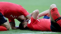 Pemain Korsel saling menguatkan satu sama lain di saat hati dalam keadaan sedih. (Foto: Catherine Ivill/Getty Images)
