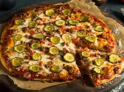 Ternyata Ini Alasannya Kenapa Orang Korea Makan Pizza dengan Acar