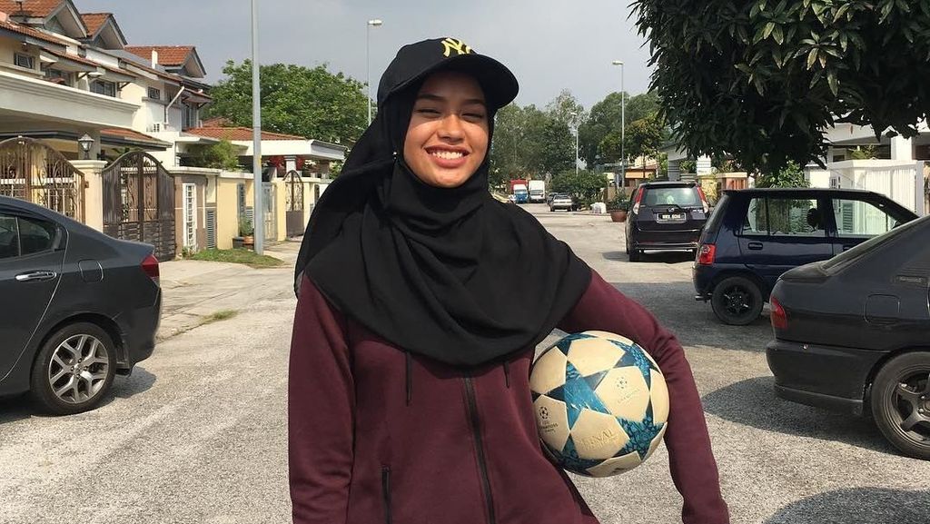 Foto: Gaya Hijab Nisa, Hijabers yang Jago Main Bola Pakai Gamis