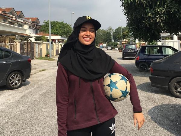 Foto: Gaya Hijab Nisa, Hijabers yang Jago Main Bola Pakai Gamis