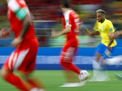Neymar dikawal 3 pemain Serbia. REUTERS/Kai Pfaffenbach.