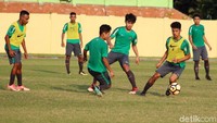 Timnas Indonesia U-19 berlatih di Stadion Jenggolo Sidoarjo, Jumat (29/6/2018) petang.