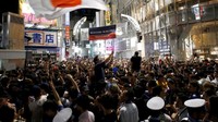 Warga Jepang turun ke jalan untuk melakukan perayaan. Reuters/Kim Kyung-Hoon.