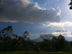 Gubernur Bali Tinjau Pos Pantau Gunung Agung