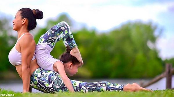 Duet Pose Yoga Ibu dan Anak Ini Kece Banget!