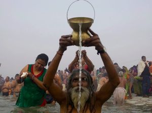 Ritual Sucikan Diri 12 Tahun Sekali di Sungai Gangga