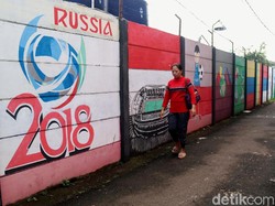 Mural ala Piala Dunia 2018 tersebut berlokasi di Jalan Komanat Kelurahan Cipulir, Kebayoran Lama, Jakarta Selatan.