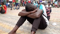 Warga Senegal tak kuasa menahan kesedihan. Reuters/Mikal McAllister.