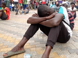 Warga Senegal tak kuasa menahan kesedihan. Reuters/Mikal McAllister.