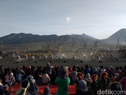 Eksotika Bromo Terbalut Dalam Perayaan Yadya Kasada