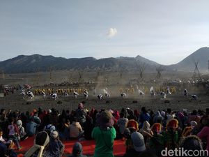 Eksotika Bromo Terbalut Dalam Perayaan Yadya Kasada Eksotika Bromo Terbalut Dalam Perayaan Yadya Kasada