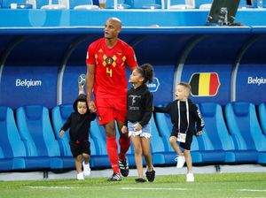 Aksi Kompany Rayakan Kemenangan dengan 3 Anaknya