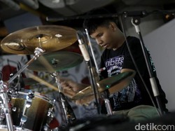 Semangat Angga, Drummer Tunanetra Berusia Belia