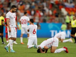 Pemain Tunisia Yassine Meriah and Oussama Haddad juga bersujud di atas lapangan. REUTERS/Matthew Childs.
