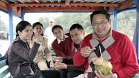 Sluuurp! 8 Tokoh Politik hingga Kepala Negara Ini Asyik Nikmati Kelapa Muda