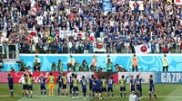 Pendukung Jepang merayakan kelolosan bersama pemain di Volgograd Arena. Reuters/Sergio Perez.