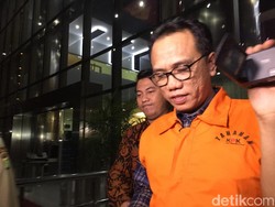 KPK Tahan Anggota DPR Tersangka Penerima Suap Gatot Pujo KPK Tahan Anggota DPR Tersangka Penerima Suap Gatot Pujo