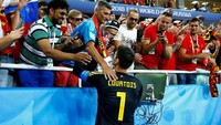 Thibaut Courtois memilih merayakan keberhasilan ini dengan suporter. REUTERS/Fabrizio Bensch.