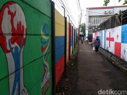 Warga sengaja melukiskan mural ala Piala Dunia untuk menyemarakan pesta sepakbola tersebut.