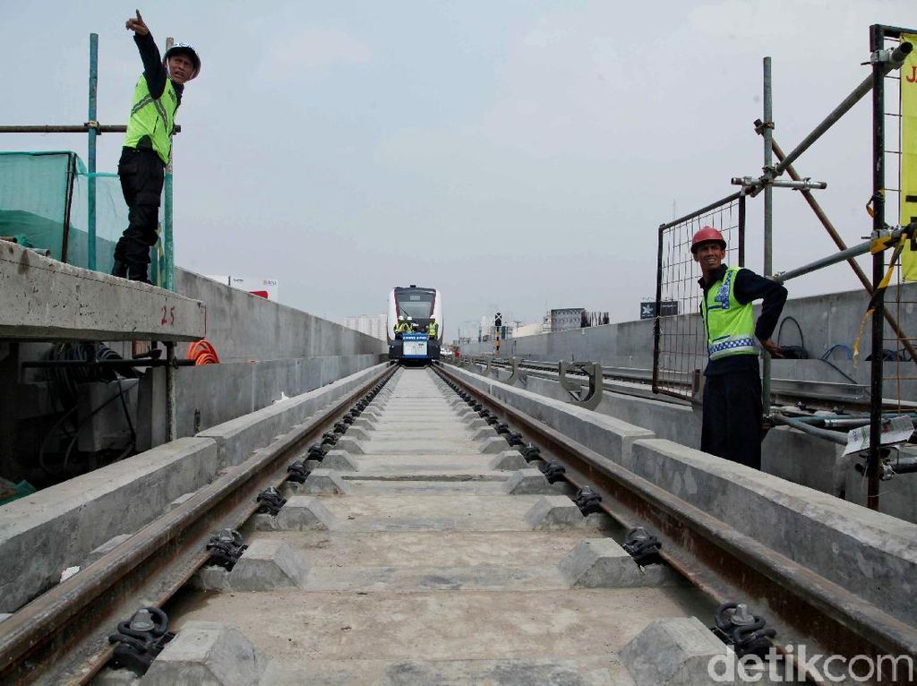 10 Agustus, Warga Jakarta Bisa Naik LRT 10 Agustus, Warga Jakarta Bisa Naik LRT