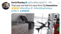 Ada yang pernah lihat kucing main bola di atas? Mungkin gaya Kawashima mirip dengan aksi kucing tersebut menangkis bola tendangan pemiliknya. Cekatan banget! (Foto: Twitter @DavidMunday815)