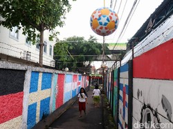 Tak hanya mural, beberapa ornamen juga dipasang untuk melengkapi semarak Piala Dunia.